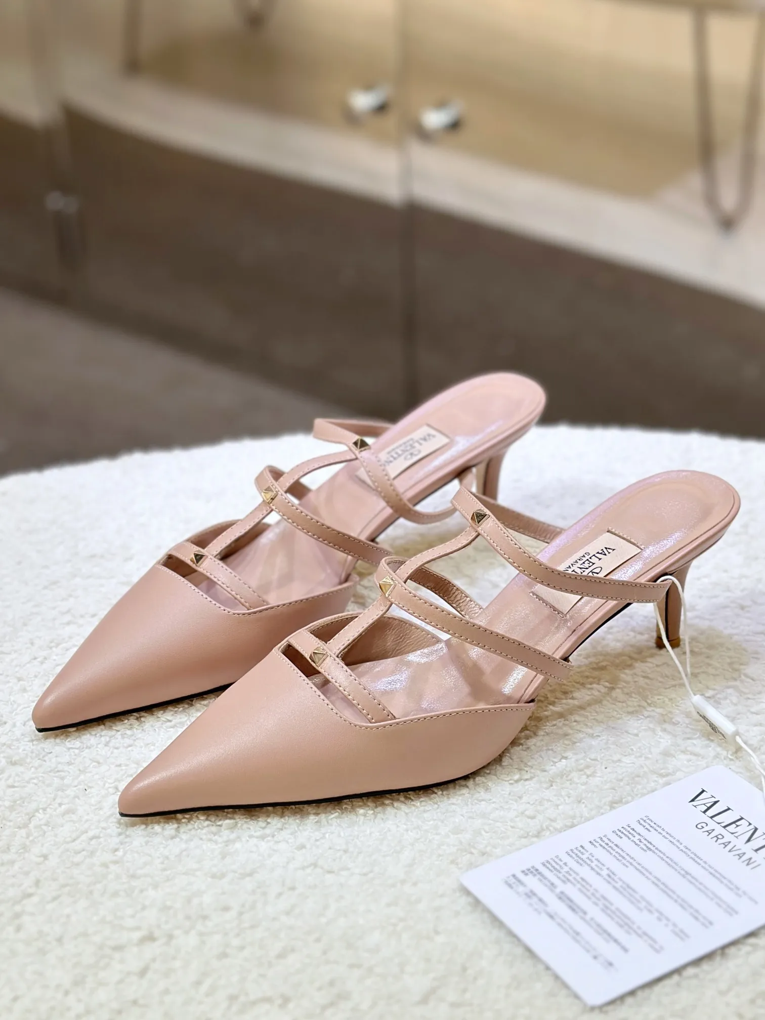 👟👟Ex-factory price 540👟👟 🛒 VALENTINO 2024 latest ROCKSTUD rivet decorated three-strap back hollow sandals🔥🔥🔥 🕳️🕳️🕳️ ●━━━━━━─────────✔Exclusive original 1-1 development, no product without original version (made entirely of genuine leather🉑️Shop around) 〰 ɪɴѓᴏʀᴍᴀᴛɪᴏɴ 〰 Buckle: Pyramid rivet 0.5X0.5 hardware Material: calfskin + pyramid rivets Lining: full-grain sheepskin Outsole: Italian through-dyed cowhide Midsole: Italian original craft material Process: computer stitching, machine shaping Heel height: 6.0cm Color: black, off-white, apricot powder Ready stock code: 35 36 37 38 39 Ready stock Customized code: 34 40 41 No return or exchange